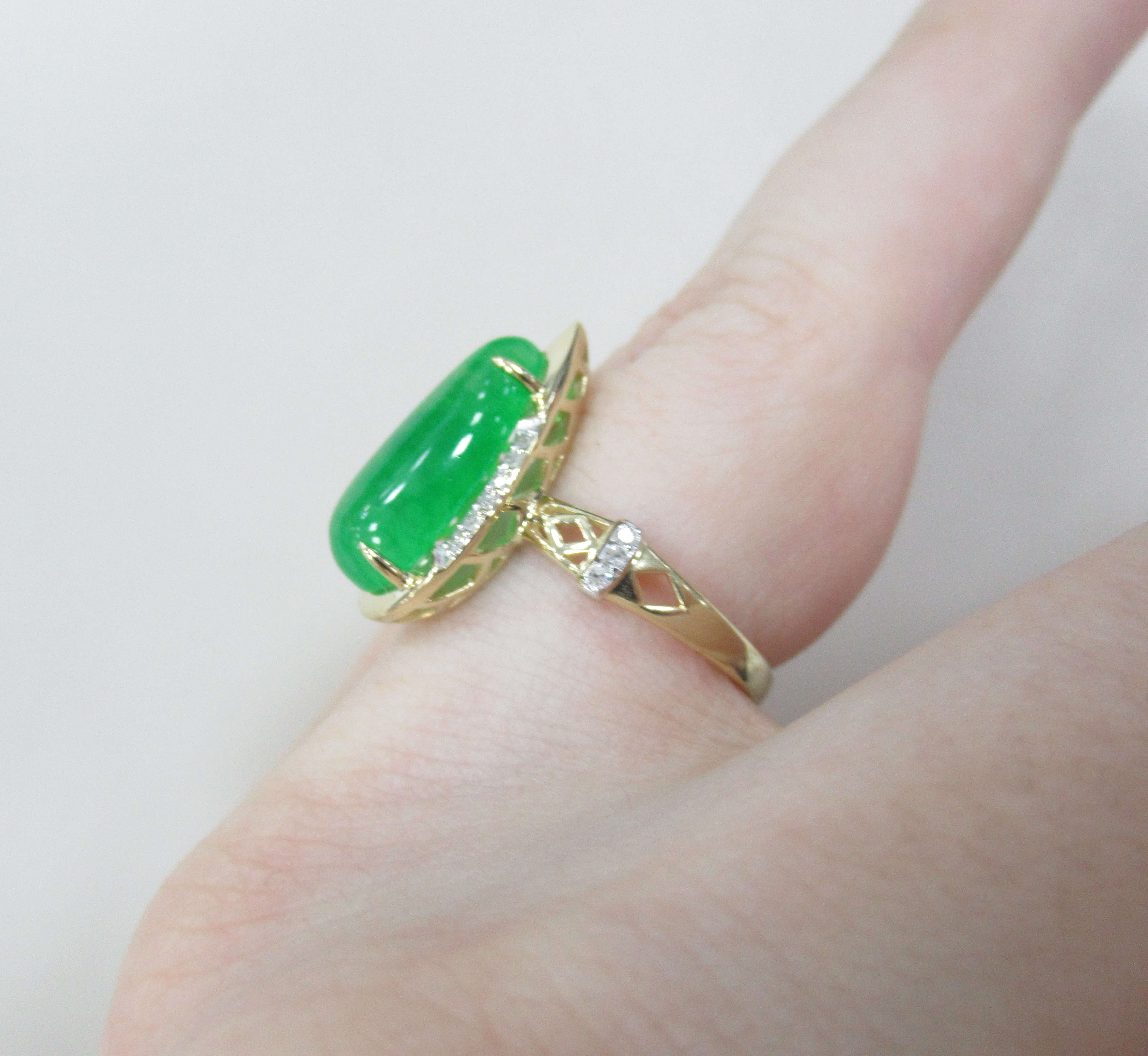 Кольцо из желтого золота с жадеитом